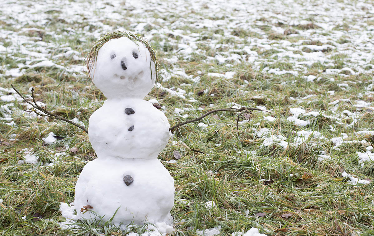 Am Wochenende gibt es die Chance nochmals einen kleinen Schneemann zu bauen. Archivfoto: Wolfgang Tischler