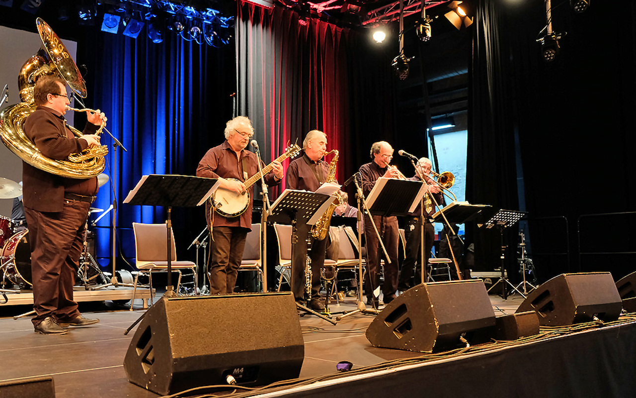 Stefan Reusch und die Jazzband Schrglage rcken das kaputte Jahr zurecht. (Foto: Kulturwerk Wissen)