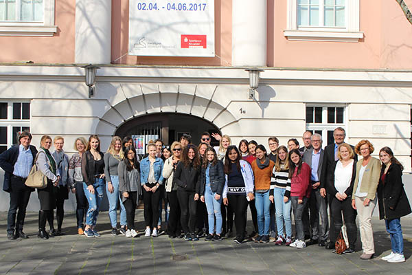 Landrat Rainer Kaul mit den Gsten des Erasmus+-Projektes  vor dem Roentgen-Museum. Foto: Kreisverwaltung