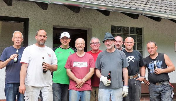 Bei sommerlichen Temperaturen standen neben der harten krperlichen Arbeit auch der Spa und die Freude an der gemeinschaftlichen Realisierung des Projektes im Vordergrund. (Foto: privat) 