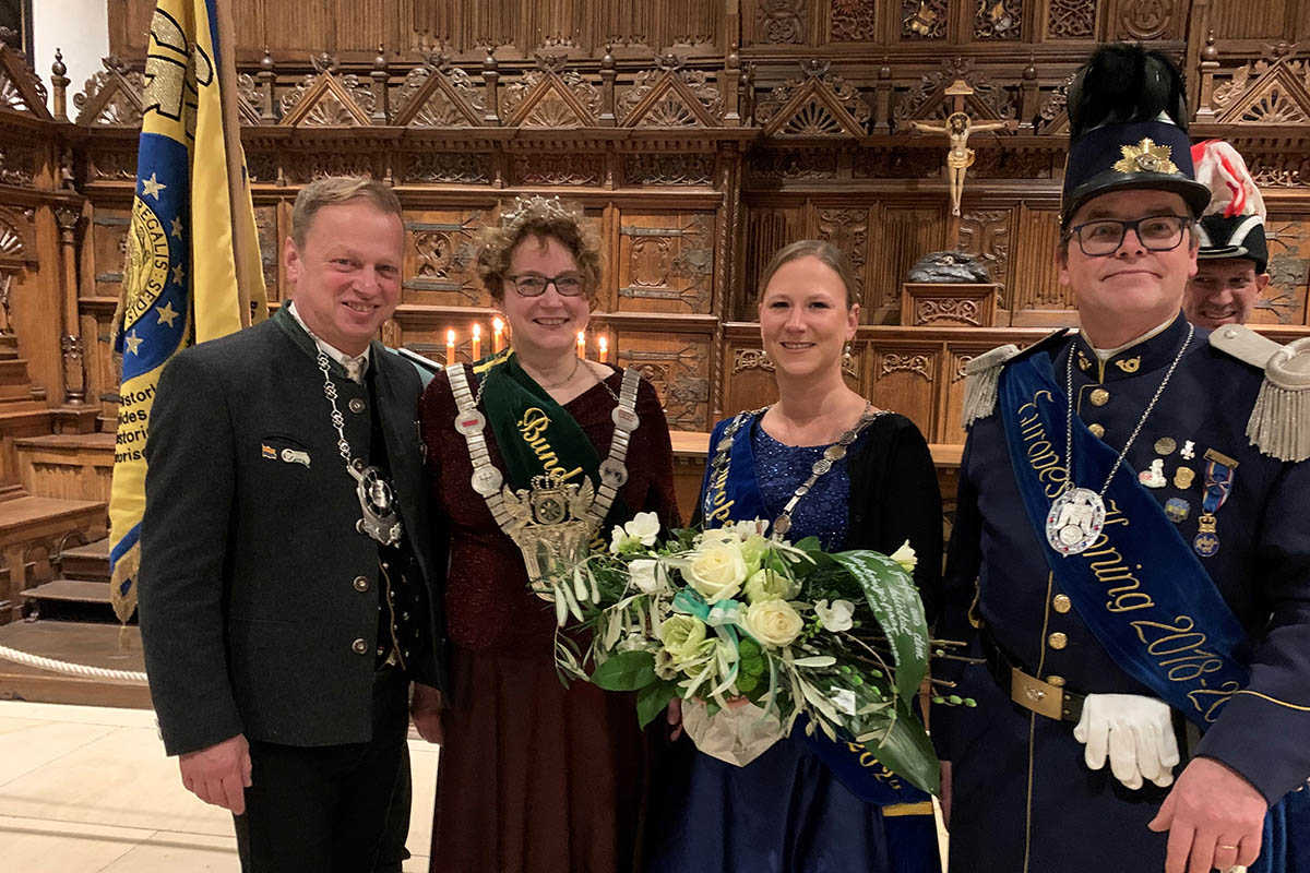 Im berhmten Friedenssaal des Historischen Rathauses Mnster am Prinzipalmarkt wurden Bundesknigin Andrea Reiprich und Prinzgemahl Thomas Herschbach sowie die amtierende Europaknigin Svenja Reher und ihr Vorgnger Leo Nissen (Niederlande) von Brgermeisterin Angela Sthler empfangen. Foto: HOERB KOMMUNIKATION