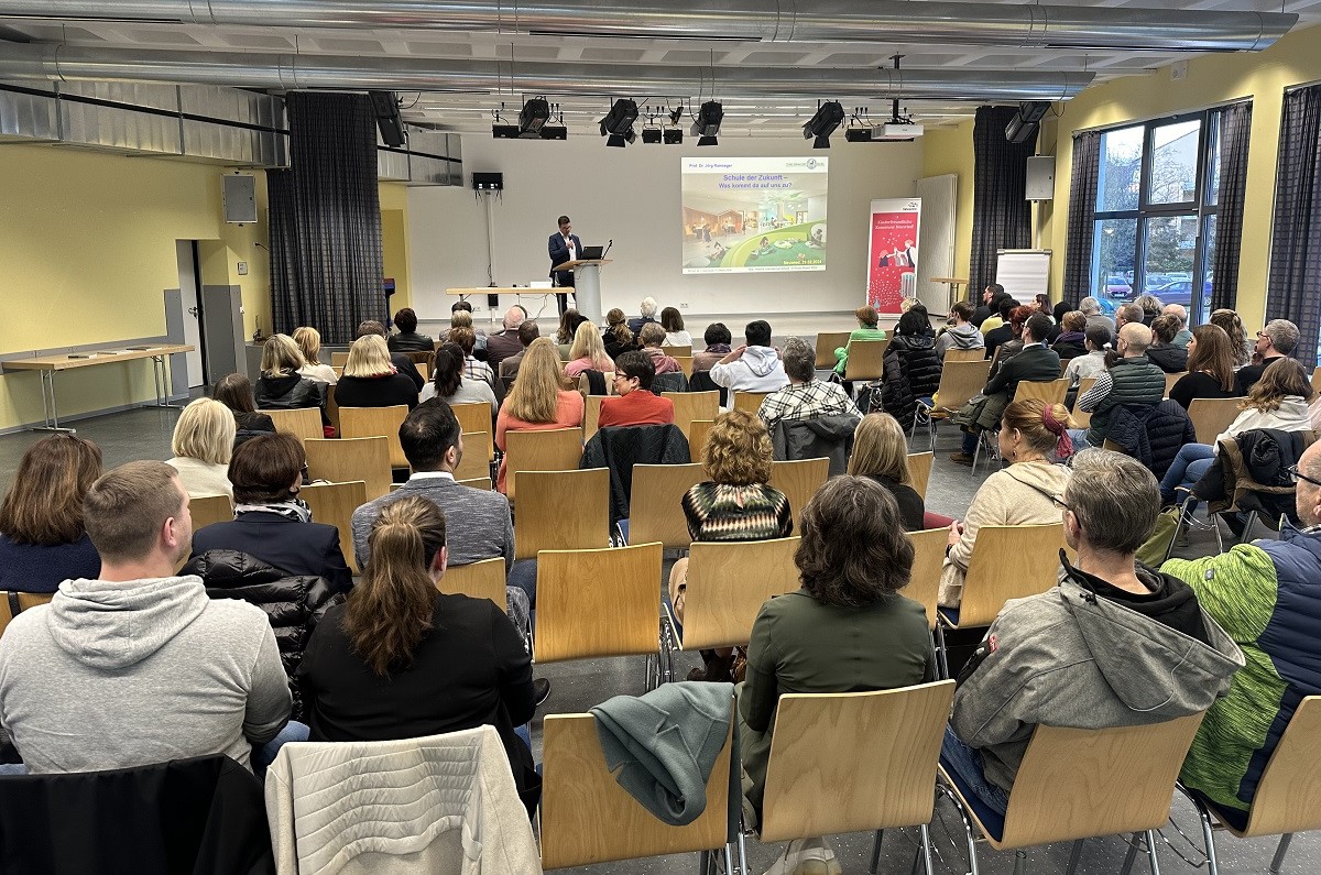 Fast 100 Kollegen aus den stdtischen Grundschulen und der Verwaltung holten sich krzlich wichtige Impulse bei einem Vortrag von Prof. Dr. Ramseger zur "Schule der Zukunft". (Foto: Ulf Steffenfauseweh / Stadt Neuwied)