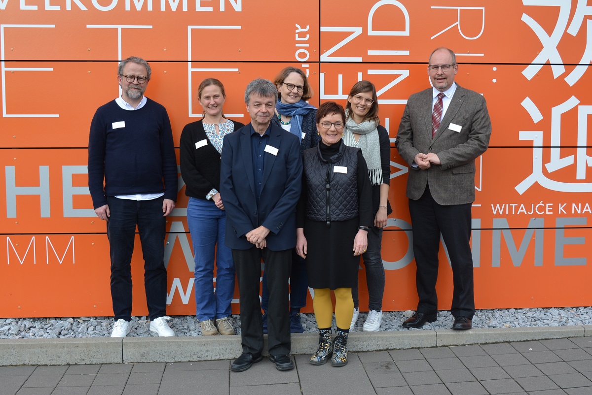 Die Mitglieder der Jury mit Schulleiter Bernhard Meffert (rechts). (Foto: Wolfgang Rabsch)