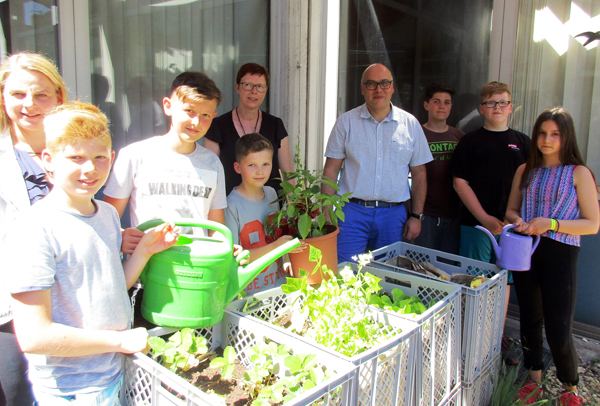 Von rechts: Schler der Schulgarten AG, Schulleiter Peter Kowalenko, Rita Hoffmann-Roth, Kreisverwaltung/Gesundheitsfrderung, stellvertretende Schulleitung Christiane Grnhage. Foto: Privat