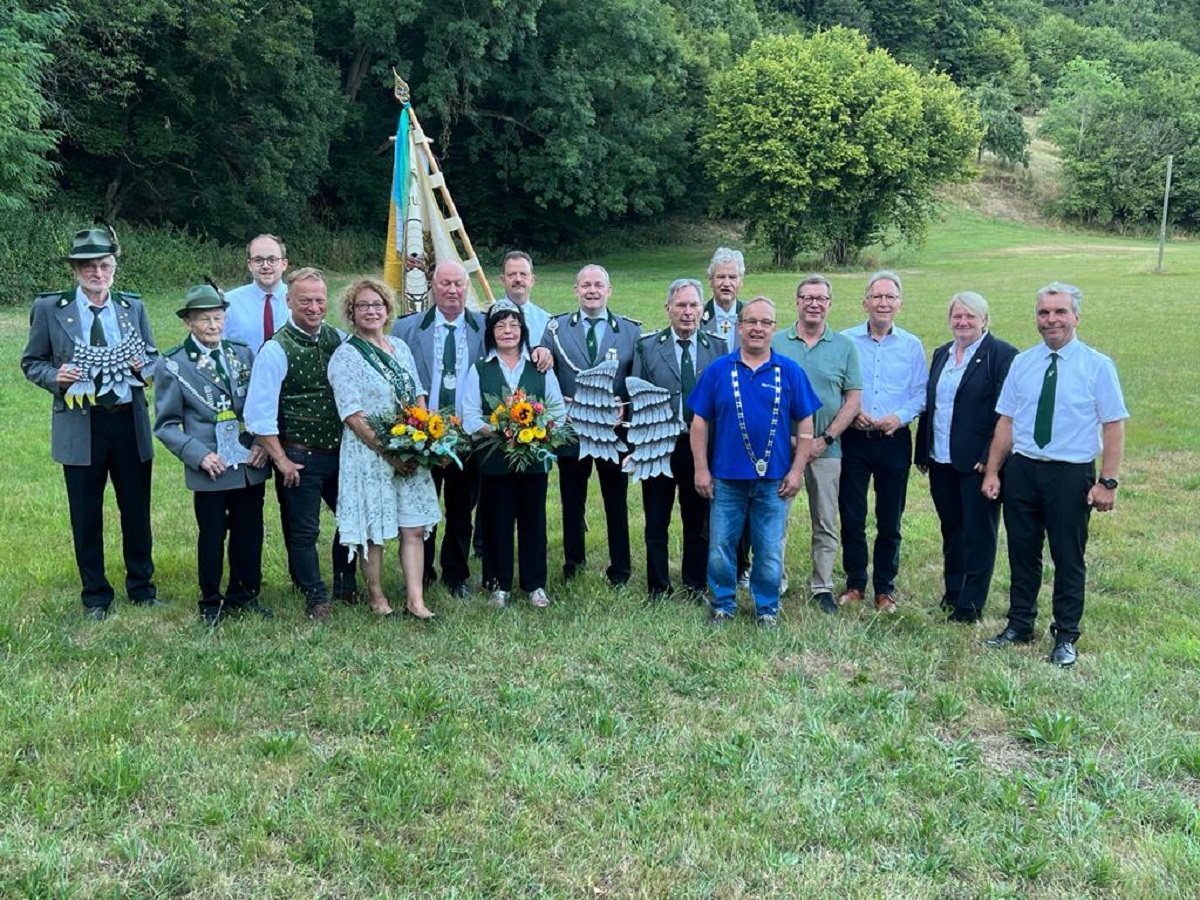 Am 6. August werden die Nachfolgerin oder der Nachfolger sowohl von Schtzenkaiser Werner Scheid und Gattin Michaela, als auch von Brgerknig Jrgen Zimmermann ermittelt. Der 1. Brudermeister Thomas Over (rechts) und die Mitglieder seiner Waldbreitbacher Schtzen freuen sich auf viele gut gelaunte Gste. (Foto: Jens Fischer)