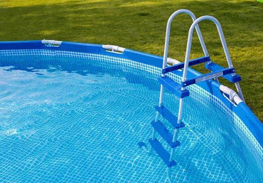 Sommerzeit ist Badezeit  private Schwimmbecken 
