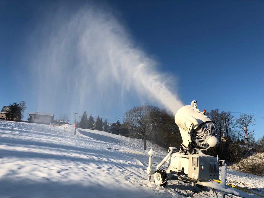 Dauerfrost und Schneekanone machen es mglich: Der Liftbetrieb am Wissener Skihang startet. (Foto: Ski-Club Wissen)