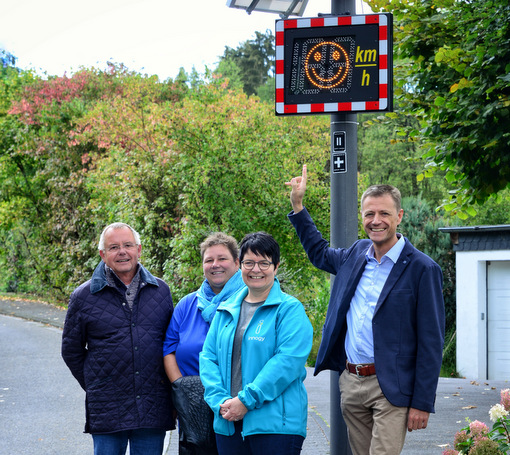 Ein lchelnder Smiley signalisiert den vorbeifahrenden Verkehrsteilnehmern in Seelbach die Einhaltung der Hchstgeschwindigkeit. Ortsbrgermeister Wilfried Klein, die beiden Gemeinderatsmitglieder Sylvia Helzer und Anke Klein sowie Innogy-Vertreter Peter Imhuser stellten die neue Anlage der ffentlichkeit vor. (Foto: Innogy)