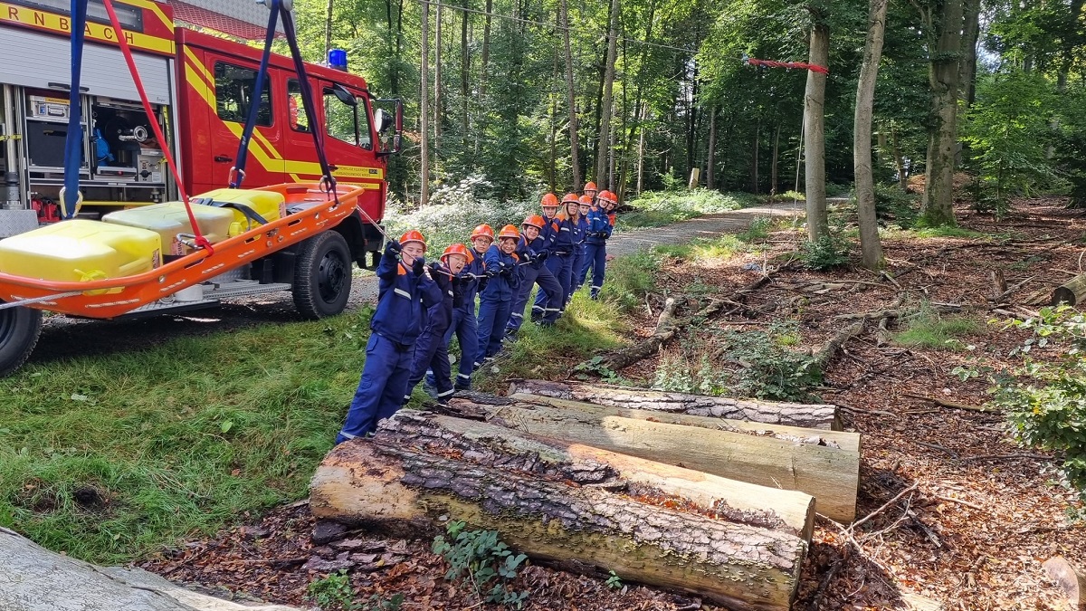 Jugendfeuerwehren Staudt und Dernbach bauen gemeinsam eine Seilbahn