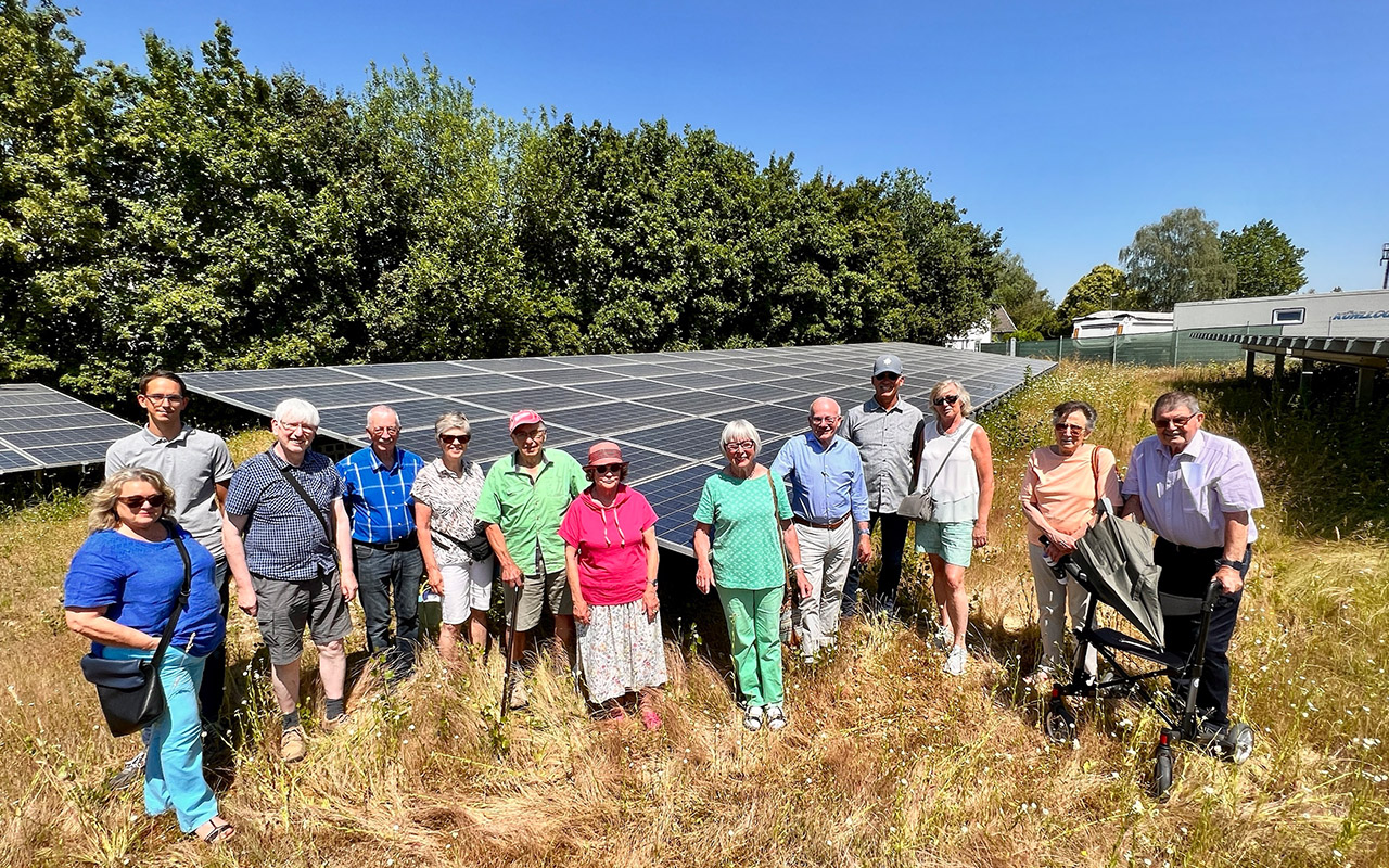 Hei war es an dem Tag, den sich die Gruppe rund um Werner Hammes und Waltraud Becker (5. u. 7. v. r.) fr die Besichtigung der Anlage in Block ausgesucht hatte. Marcel Schudt (2. v. l.) informierte ber die PV-Anlage. (Foto: SWN) 