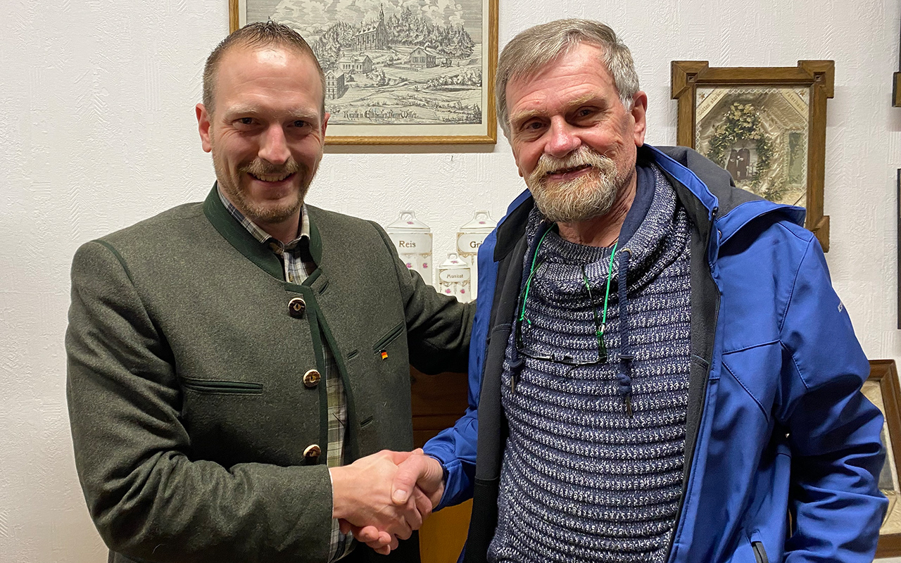 Am Dienstag, 7. Februar, startet der Seniorentreff des Dorfgemeinschaftsvereins. Gemeinsam mit Friedhelm Heck (rechts) freut sich Robert Schaefer vom Dorfgemeinschaftsverein. (Foto: KathaBe)