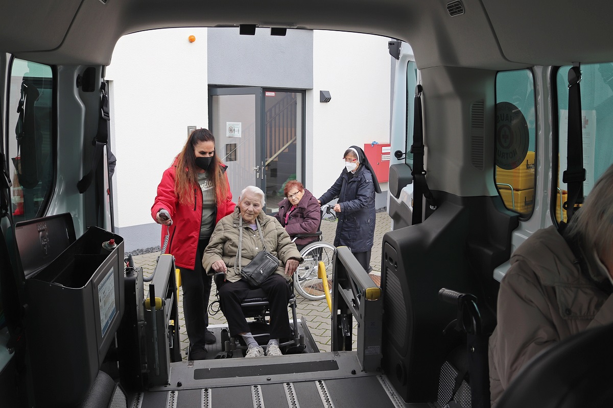 Eine Rampe ermglicht den Rollstuhlfahrern das Einsteigen ohne Mhe. Drei Rollstuhlfahrer haben bei einer Fahrt Platz im Behindertentransportwagen (BTW) vom DRK Westerburg. (Fotos: privat)