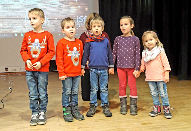 Unser Fotos zeigt den kleinen Kinderchor, der mit seinen Liedern die Senioren erfreute. (Foto: Seniorenakademie)