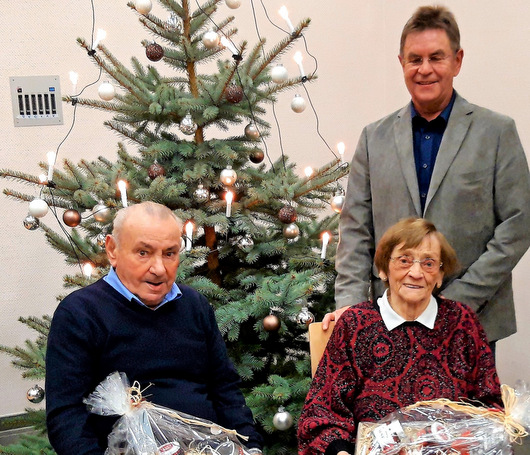 Als lteste Senioren ehrte Ortsbrgermeister Alois Eul (stehend) bei der vorweihnachtlichen Seniorenfeier Elisabeth Schug und Helmut Frmgen. (Foto: Ortsgemeinde Pleckhausen)