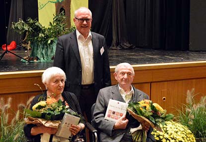 Die geehrten Senioren, von links: Gertrud Lauter (93), Brgermeister Heijo Hfer und Peter Kick (97). Fotos: kk