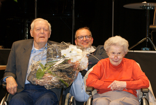 Stadtbrgermeister Berno Neuhoff konnte Wilhelm Klein und Anneliese Schumacher als lteste Teilnehmer des stdtischen Seniorennachmittags ehren. (Foto: as)