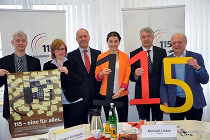 Prsentierten die neue Servicenummer in Altenkirchen, von links: Norbert Schmauck, Carolin Senf, Hermann Johann, Jana Asbach, Otmar Henzgen und Landrat Michael Lieber. Foto: kk