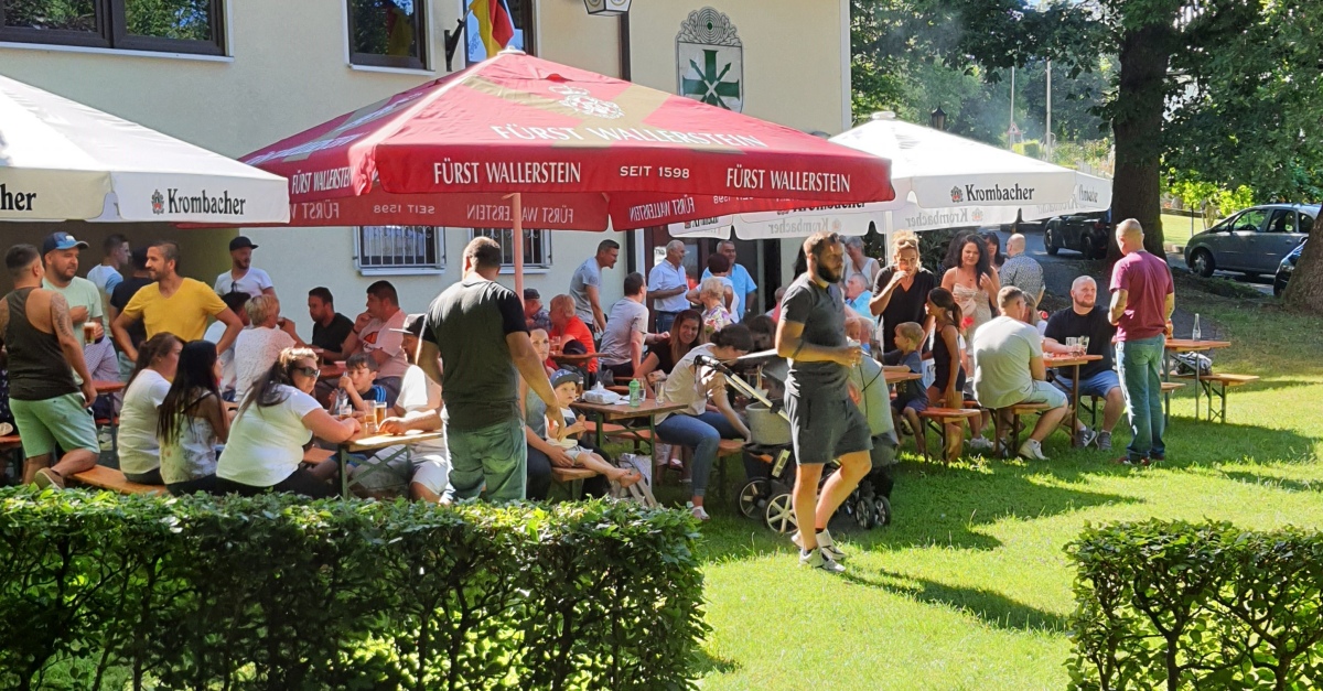 Mehr als 150 Erwachsene und Jugendliche aus dem Verein hatten sich bei strahlendem Sonnenschein am Schtzenhaus in Schnstein eingefunden. (Foto: Sportfreunde)