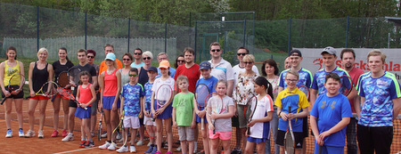 Im Rahmen des Aktionstages Deutschland spielt Tennis starteten die Tennis-Aktiven der SG Westerwald in die Sommersaison. (Foto: Verein)