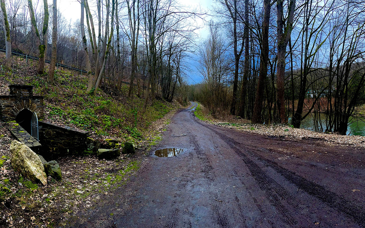 Ein Teilstck des Siegradwegs wird ber den Wirtschaftsweg Bullenkamp fhren. Auf den Fotos ist auch der Eingang des Stollens Bullenkamp zu sehen. (VG Kirchen)
