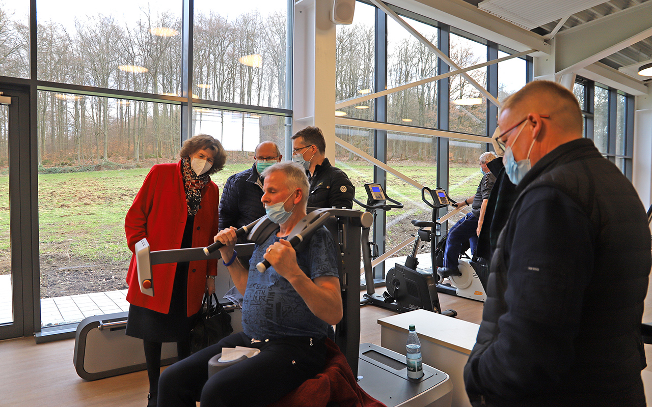 Auf groes Interesse der Gremienvertreter stieen die modernen Trainingsgerte im neuen ARZ Siegerland an der Hengsbachstrae. 
(Foto: Diakonie in Sdwestfalen) 
