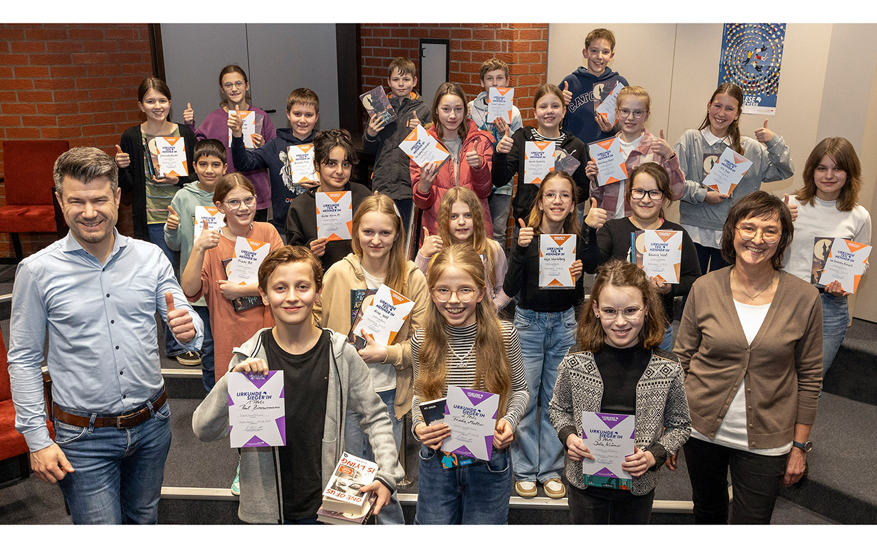 Vorne von links: Hachenburgs Stadtbrgermeister Stefan Leukel, Kreissieger Paul Zimmermann, Frieda Malter (2. Platz), Ida Krmer (3. Platz), Bchereileiterin Delya Gorges (Foto: Rder-Moldenhauer)