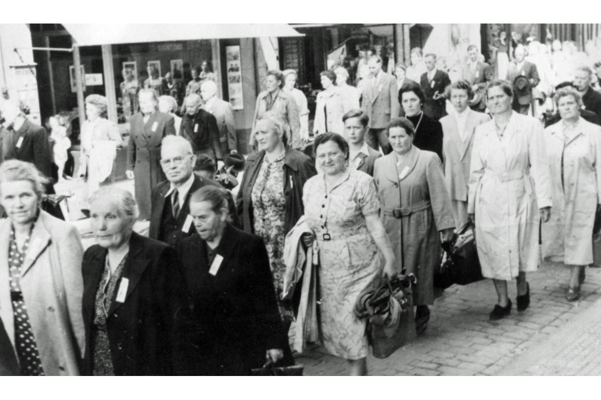 Das jetzt entdeckte Jubilumsfoto der 75. Kevelaer- Wallfahrt von 1955 zeigt die groe Pilgergruppe aus Betzdorf-Bruche. Besonders in der Nachkriegszeit schpften die Pilger Hoffnung und Zuversicht im Marienwallfahrtsort. (Foto: Archiv Joachim Weger)