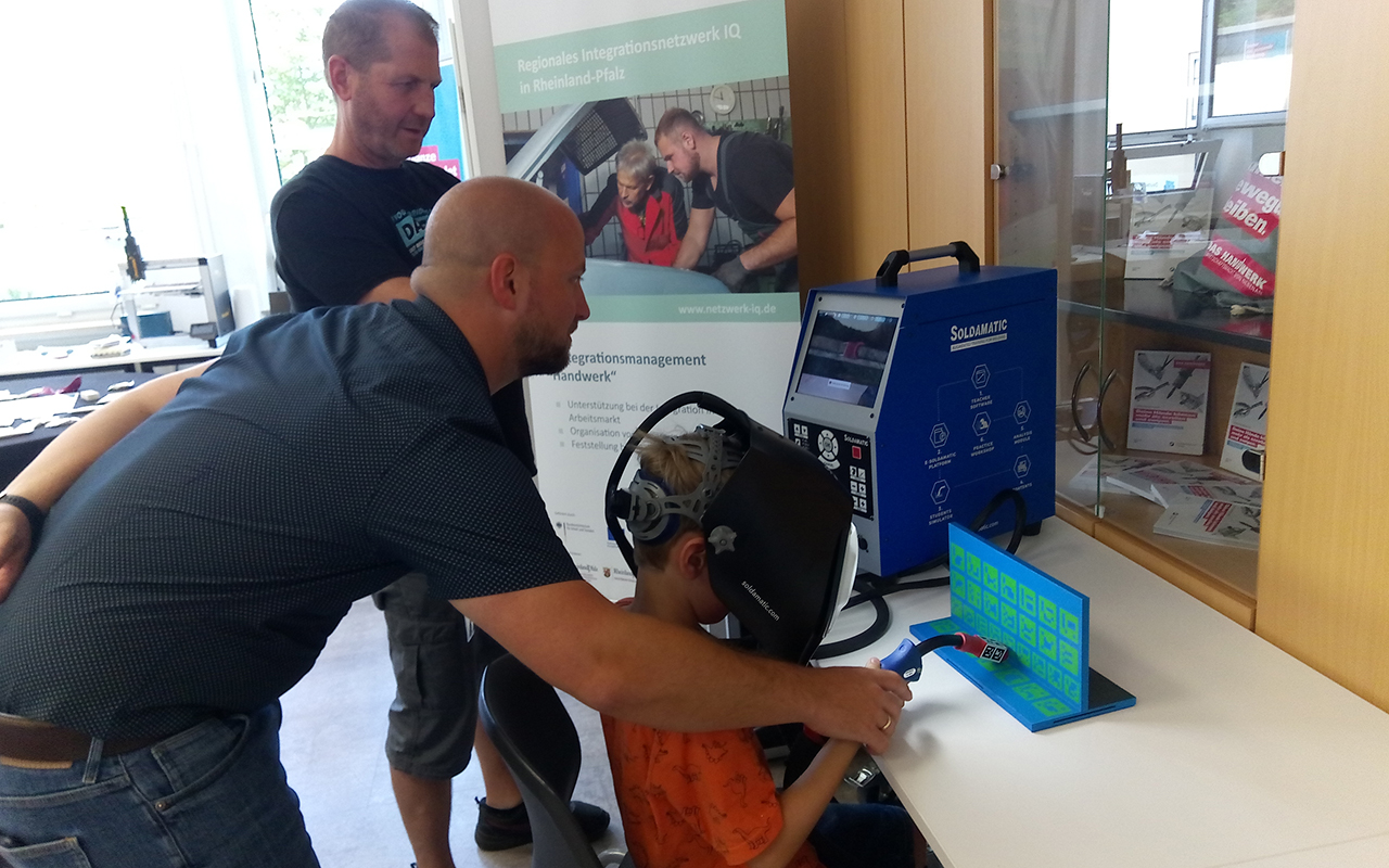 Spannendes Handwerk: In der Westerwald-Akademie standen den Gsten ein Roboter, ein Schokoladen-3-D-Drucker, ein Schweisimulator und VR-Brillen zum Anschauen und Ausprobieren zur Verfgung. (HwK Koblenz)