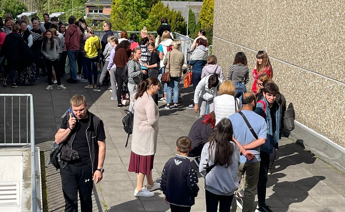 Spendenannahme und wartende Bedrftige vor der Spendenausgabe in der Rosenheckhalle in Ebernhahn. (Foto: SIN e. V.)