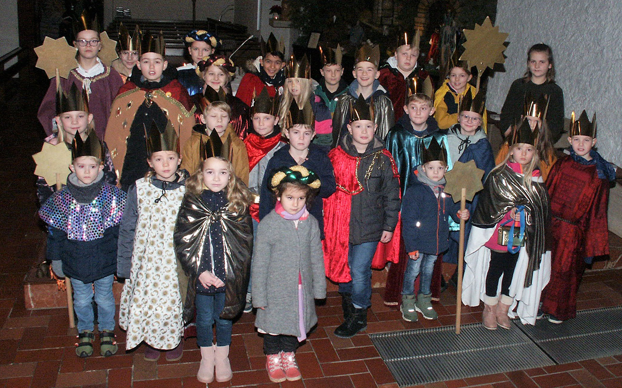 Die Birken-Honigsessener Sternsinger trugen eine beachtliche Spendensumme zusammen. (Foto: Bernhard Theis)