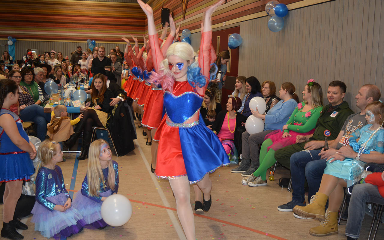 In der Haidehalle wurde ausgelassen getanzt, gelacht und gespielt. (Fotos: Wolfgang Rabsch)