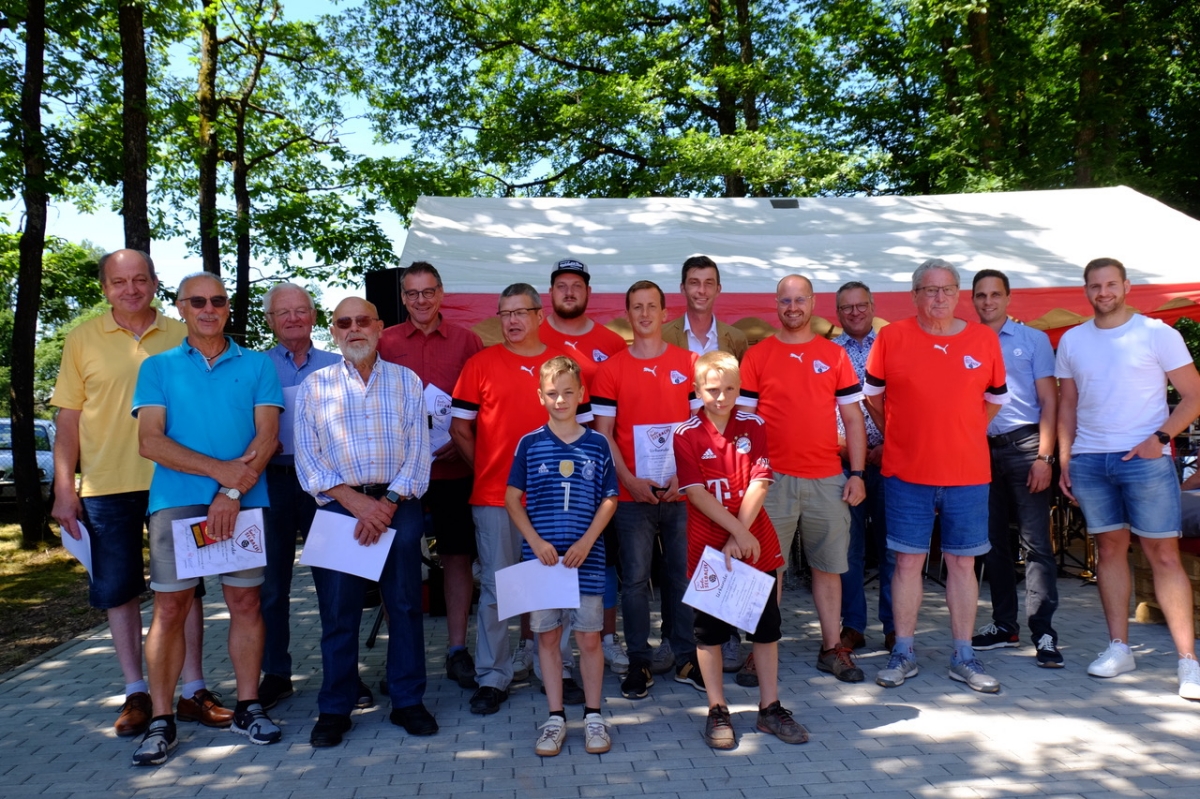 Fr ihre langjhrige Mitgliedschaft und fr besondere Verdienste um die Gemeinde wurden rund 20 Vereinsmitglieder whrend der Jubilumsfeier geehrt. (Fotos: KathaBe)