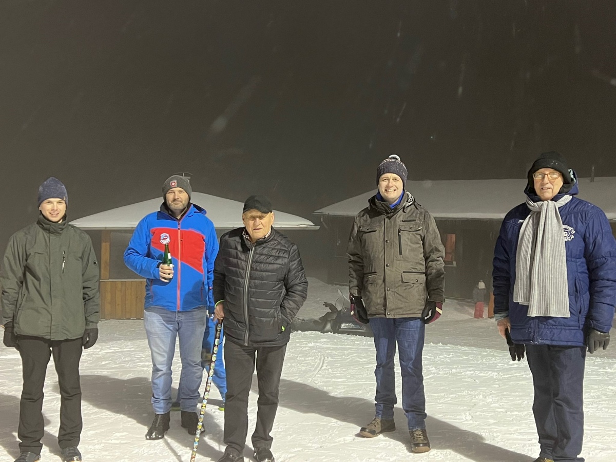 Von rechts: Auf dem Salzburger Kopf tauschen sich der Landtagsabgeordnete Wschenbach und Brgermeister Mller mit Verantwortlichen des Wintersportvereins. (Foto: Bro Wschenbach) 