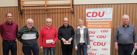 Das Skatturnier der CDU in Kaden war ein voller Erfolg. Die stellvertretende CDU-Kreisvorsitzende Jenny Gro bergab die Preise an die erfolgreichen Spieler. (Foto: CDU) 