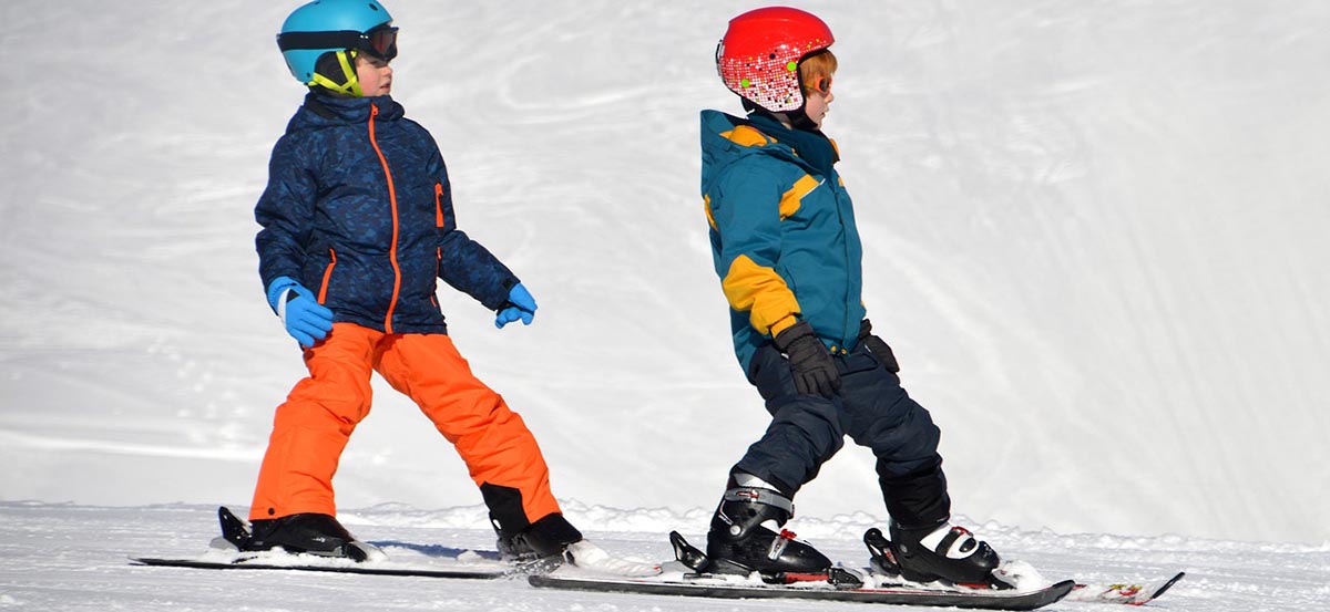 Der Skibasar bietet gut erhaltene Skiausrstung an. (Symbolbild)