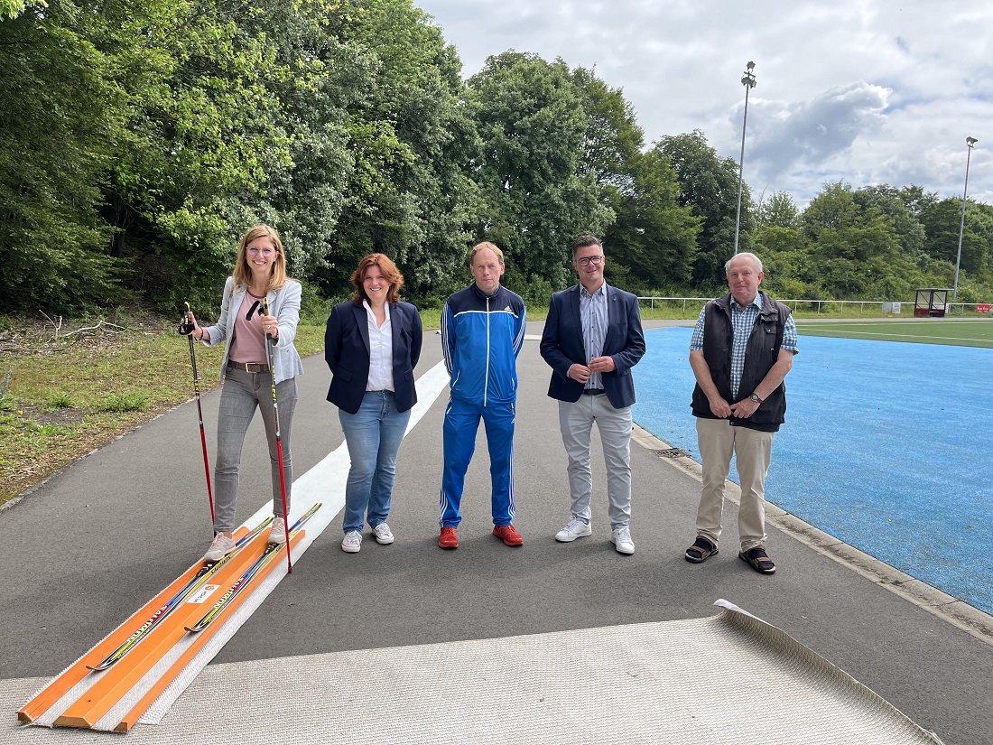 V.l.: Sabine Btzing-Lichtenthler, Sandra Weeser, Stefan Puderbach, Peter Jung und Klaus Dillenberger (Vorsitzender VfL Neuwied) beim Besichtigen der potenziellen Anlage. (Fotos: Janina Kehrbaum)