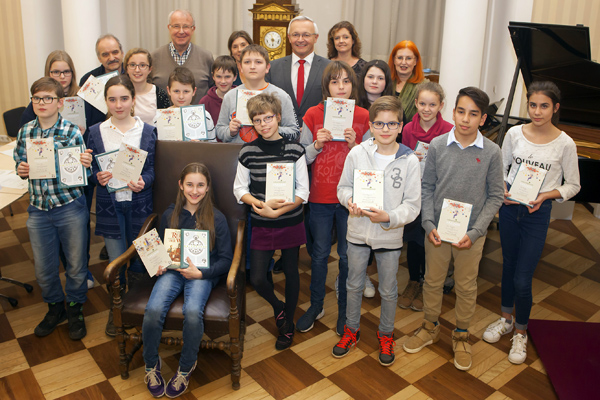 Eine strahlende Gewinnerin: Nora Knecktys (in der Bildmitte auf dem Stuhl sitzend) ist die Kreissiegerin des 58. Vorlesewettbewerbs im Kreismuseum Neuwied und vertritt den Landkreis Neuwied beim Bezirksentscheid in Koblenz. Sie wird umrahmt von den Siegern der teilgenommenen 14 Realschulen plus und Gymnasien sowie der Kreisjury. Der 1. Kreisbeigeordnete Achim Hallerbach (hintere Reihe Mitte) gratulierte allen Teilnehmern fr eine engagierte und hervorragende Leistung beim diesjhrigen Kreiswettbewerb. Foto: Privat