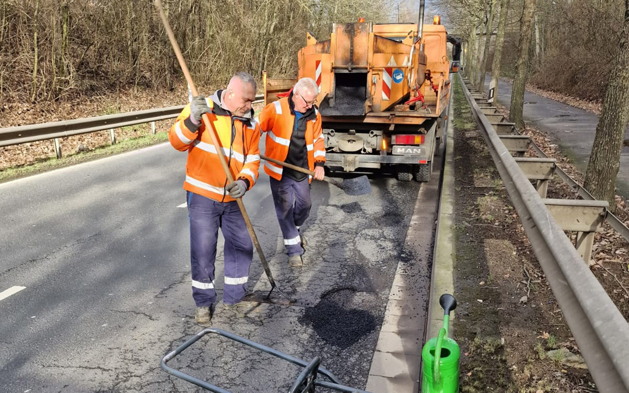 Rund 35 Tonnen Hei- und Kaltbitumen hat die Kolonne von Ralf Symann schon verarbeitet, um die Schlaglcher zu beseitigen. Weniger erfreulich ist, wenn Autofahrer nicht abbremsen oder die Arbeiter gar beschimpfen. Leider auch alltgliche Erfahrung. (Foto: SBN)
