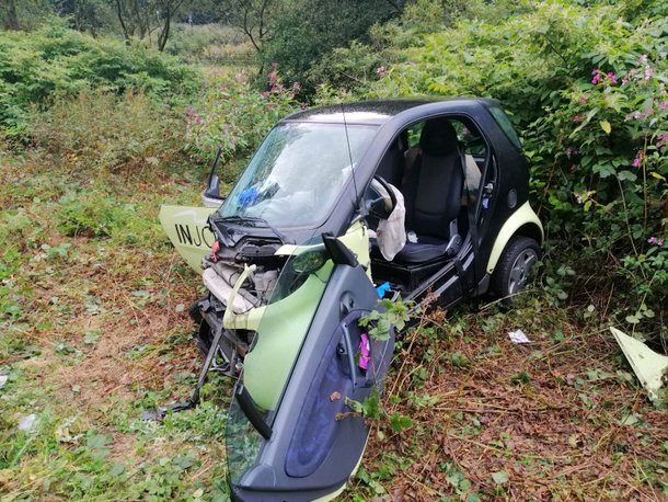 Der Smart kollidierte frontal mit einem VW Passat. (Foto: RS Media)