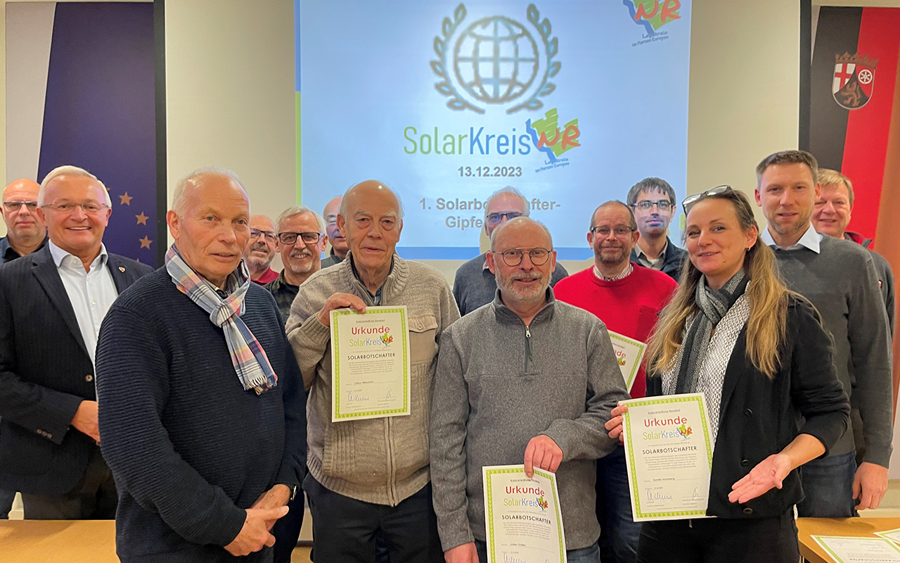 Auf Einladung von Klimaschutzmanagerin Janine Sieben (rechts) und Landrat Achim Hallerbach (2.von links) kamen die Solarbotschafter im Kreishaus zusammen und tauschten sich untereinander aus. (Foto: Kreisverwaltung Neuwied)
