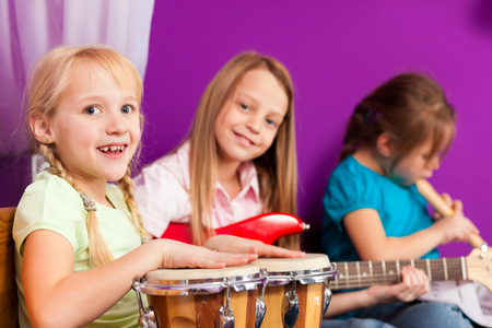 Erst ein gutes Jahr alt, Kindergartenkind oder schon in der Grundschule: fr jedes Kind gibt es Mglichkeiten, sich kreativ mit Musik zu beschftigen. Die Kreismusikschule hlt dafr gute Konzepte bereit und versteht es, Kindern Spa an Musik zu vermitteln, wie die strahlenden Gesichter dieser Frherziehungsgruppe verraten. Nach den Sommerferien beginnen die neuen Kurse und jetzt ist der beste Zeitpunkt, sich anzumelden oder in einen Kurs hineinzuschnuppern. (Foto: Kreismusikschule) 