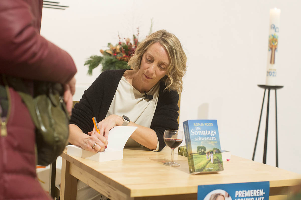 Sonja Roos signierte viele Bcher. Fotos: Helmi Tischler-Venter