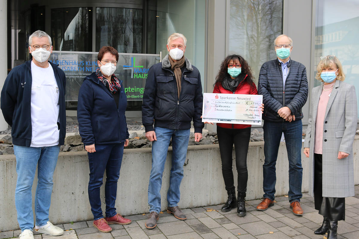 Freuen sich ber die Spende: Dr. Michael Ehlen, Chefarzt der Klinik fr Kinder- und Jugendmedizin, Stationsleitung Elisabeth Paffhausen, Ralf Bomm sowie Sabine Killewald, Ralf Schubert und Ulrike Brder-Sauerbrei vom Frderverein Sonnenschein. Foto: privat