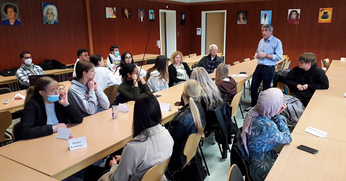 Die Schler des Leistungskurses Sozialkunde im Gesprch mit dem Ortsbrgermeister Bernd Niederhausen und dem Brgermeister der VG Hamm Dietmar Henrich. (Foto: Diana Hedwig)