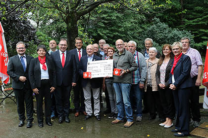 Fr die Spendenbergabe stelle sich das Kuratorium der Sparkassenstiftung mit den Spendenempfngern auch mal kurz fr ein Foto in den Regen. Foto: anna