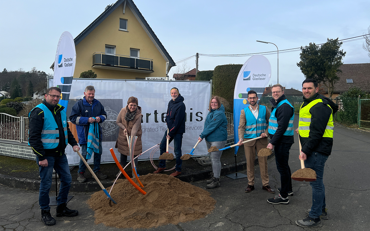 Die Verbandsgemeinde packt tatkrftig mit an. V.l.n.r.: Lars Math (Bauleiter DG), Ulrich Neitzert (1. Beigeordneter), Anette Wagner (Ortsbrgermeisterin), Franz Josef Ludwig (2. Beigeordneter), Tatjana Kauth (Tiefbauamt VG Puderbach), Sezer Carikci (Projektmanager Bauvermarktung DG), Andreas Wiebe (Projektleiter Bau DG), Konstantinos Florokapis (Projektleiter Artemis) (Foto: Luca Sardini)