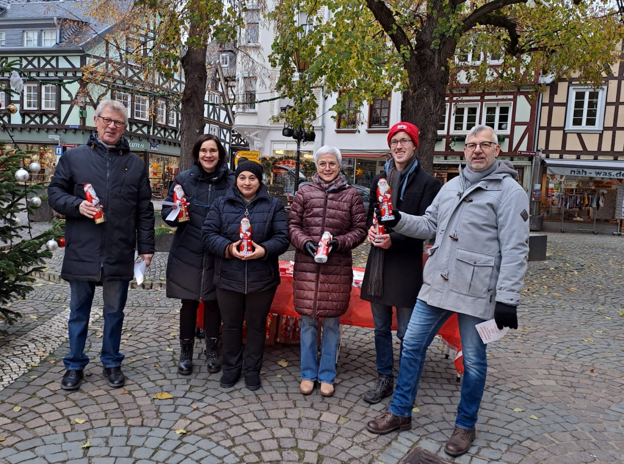 Der Linzer Sozialdemokratinnen und Sozialdemokraten bereiteten an ihrem Infostand mit Schoko-Nikolusen den Passanten auch dieses Jahr groe Freude. (Foto: Florian Augst)