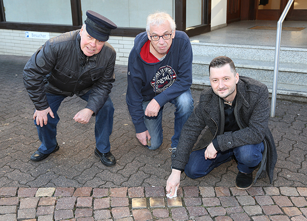 Wissener Sozialdemokraten befreien Stolpersteine vom Alltagsschmutz