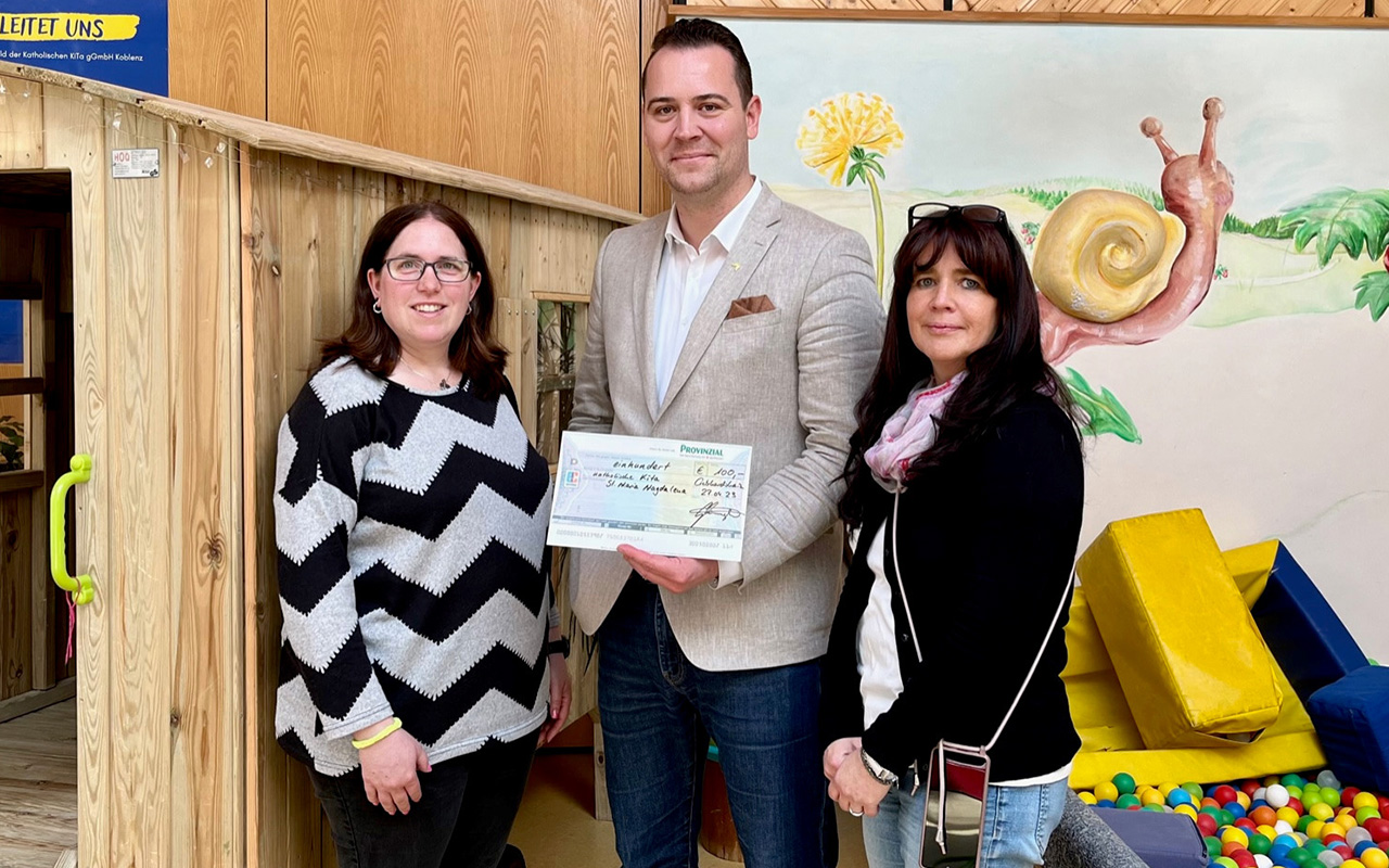 Von links nach rechts: Jessica Weller (Vorsitzende Frderverein), Christian Pawlick (Geschftsstellenleiter Provinzial) und Kerstin Gro (Kindergartenleitung). (Foto: Frderverein Kita)