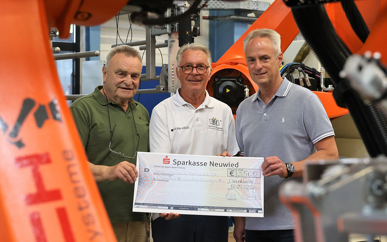 Reinhard und Ulli Koch bergeben die Spende an Jrgen Grnwald (Mitte). (Foto: Koch)